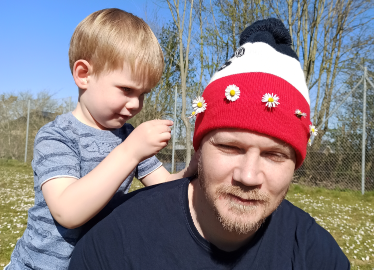 Daisy chain round a man's hat